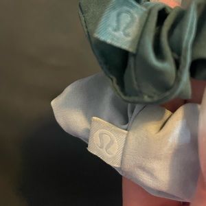 lulu scrunchies set